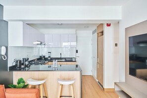 Fridge, microwave, coffee/tea maker, cookware/dishes/utensils - geko| Veyra _1BR w/balcony near Malecon (Barranco)