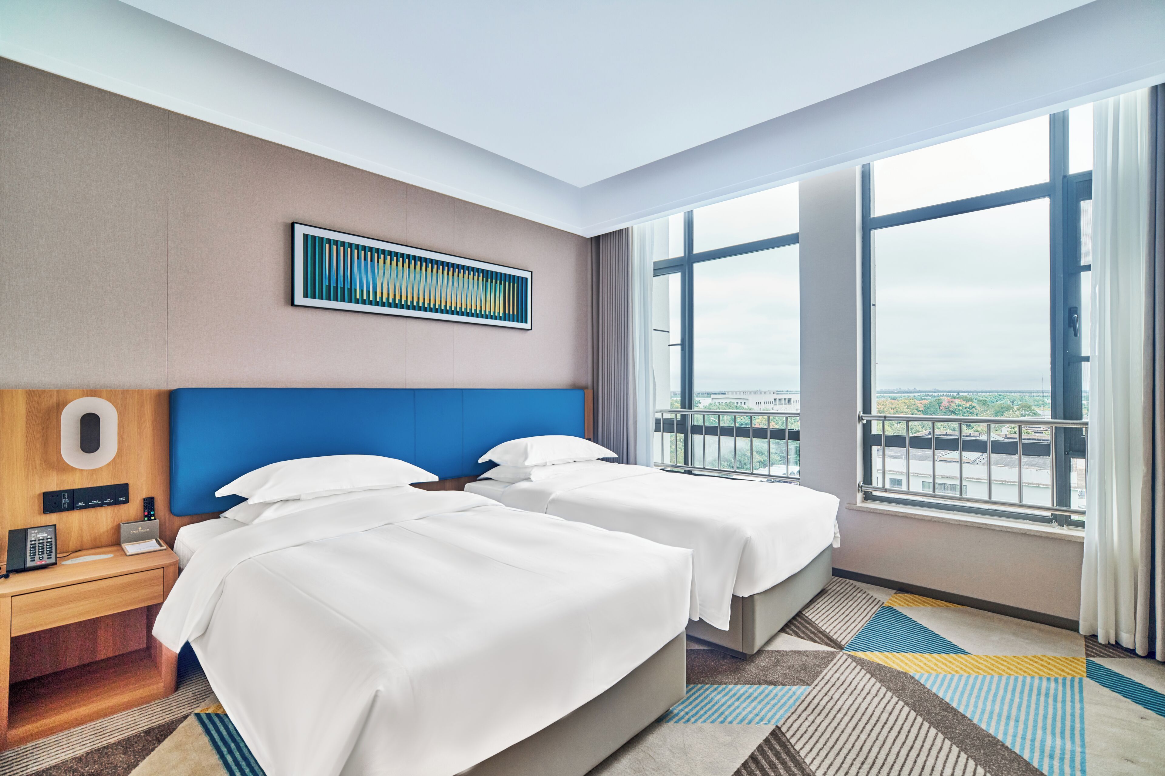 Escritorio, espacio para trabajar con laptop y wifi gratis 