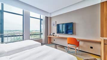 Escritorio, espacio para trabajar con laptop y wifi gratis