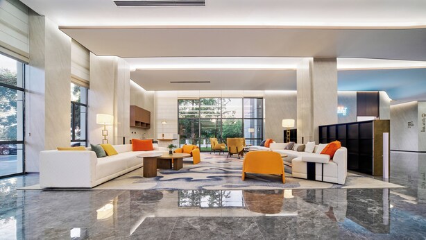 A spacious lobby with a modern design, featuring a large seating area with sofas and armchairs, a polished marble floor, and large windows offering natural light. - Wuhan Tianhe Airport Fliport Garden Hotel (Wuhan)