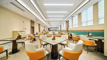 Daily buffet breakfast (CNY 68 per person)