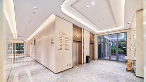 A modern hotel lobby with a marble floor, a reception desk, and a glass entrance. - Wuhan Tianhe Airport Fliport Garden Hotel (Wuhan)
