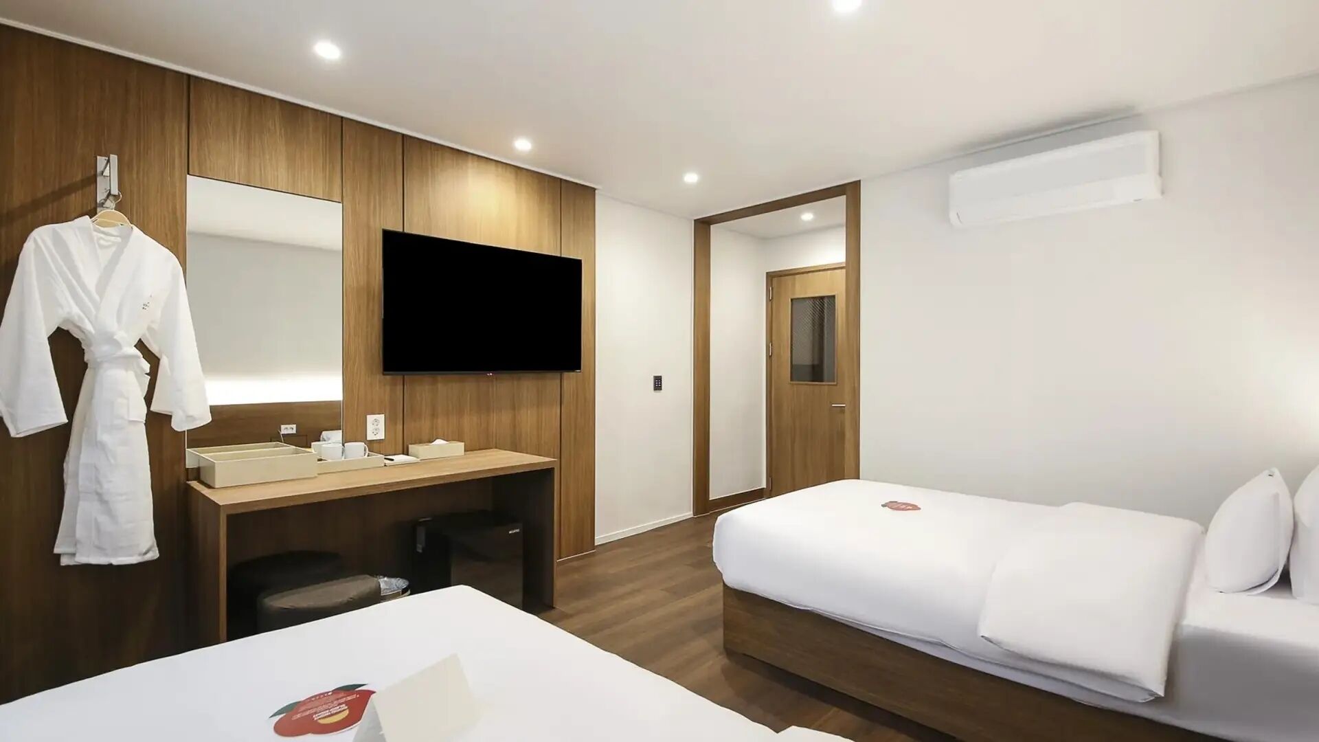 Dongbaek Twin Room | Bộ đồ giường cao cấp, trang bị nội thất với thiết kế riêng biệt 
