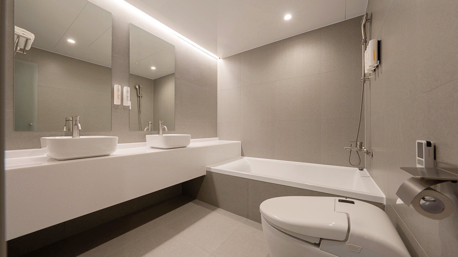 Dongbaek Signature Suite Room | 욕실 | 헤어드라이어, 목욕가운, 슬리퍼, 비데