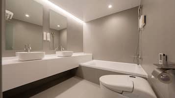 Dongbaek Signature Suite Room | ์์ค | ํค์ด๋๋ผ์ด์ด, ๋ชฉ์๊ฐ์ด, ์ฌ๋ฆฌํผ, ๋น๋ฐ