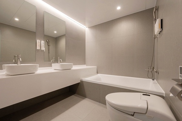 Dongbaek Signature Suite Room | Bathroom | Hair dryer, bathrobes, slippers, bidet