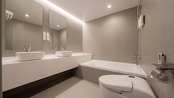 Secador de pelo, batas, pantuflas, bidet
