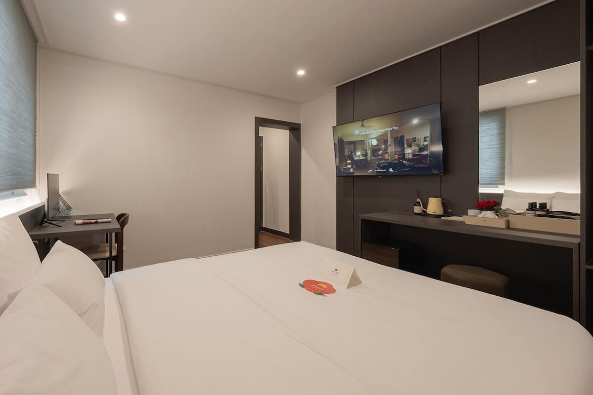 Dongbaek Business Room | Ropa de cama de alta calidad, muebles diferentes y cortinas blackout