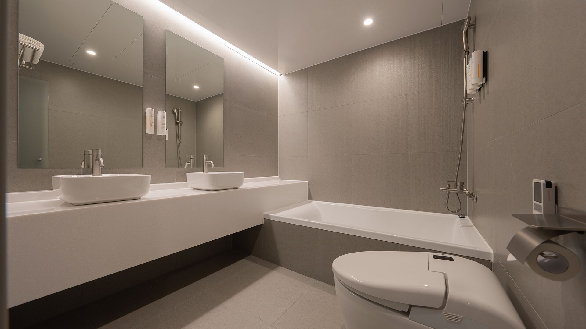 Dongbaek Signature Suite Room | 浴室 | 吹風機、浴袍、拖鞋、坐浴桶