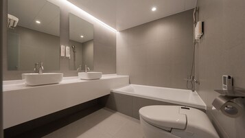 Dongbaek Signature Suite Room | Baño | Secador de pelo, albornoces, zapatillas y bidé
