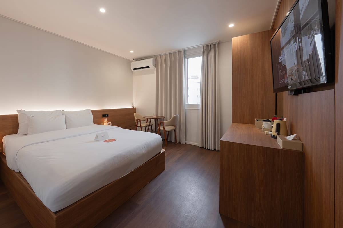 Dongbaek Standard Room | Ropa de cama de alta calidad, muebles diferentes y cortinas blackout