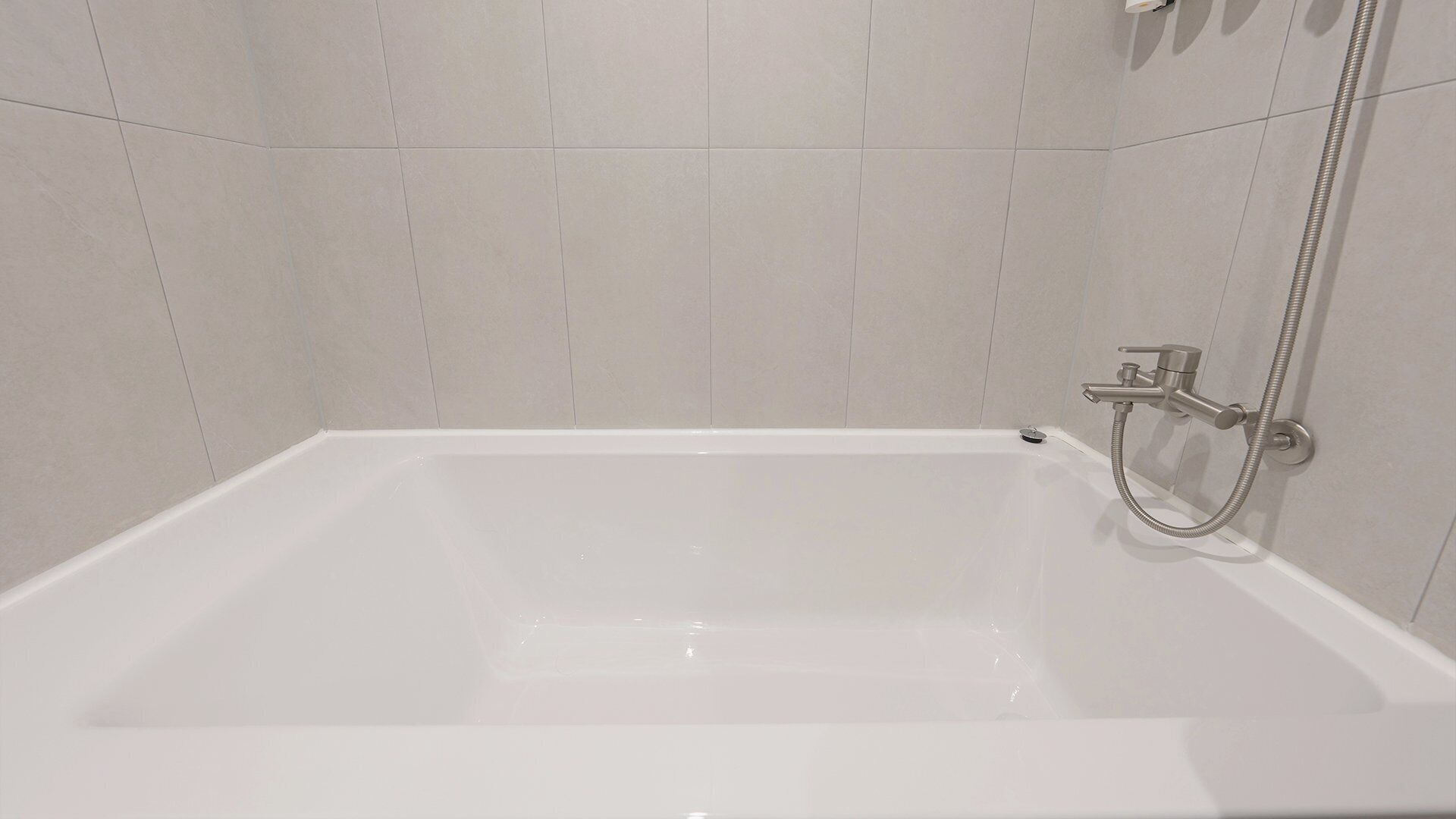 Un baño moderno con bañera, ducha y retrete.