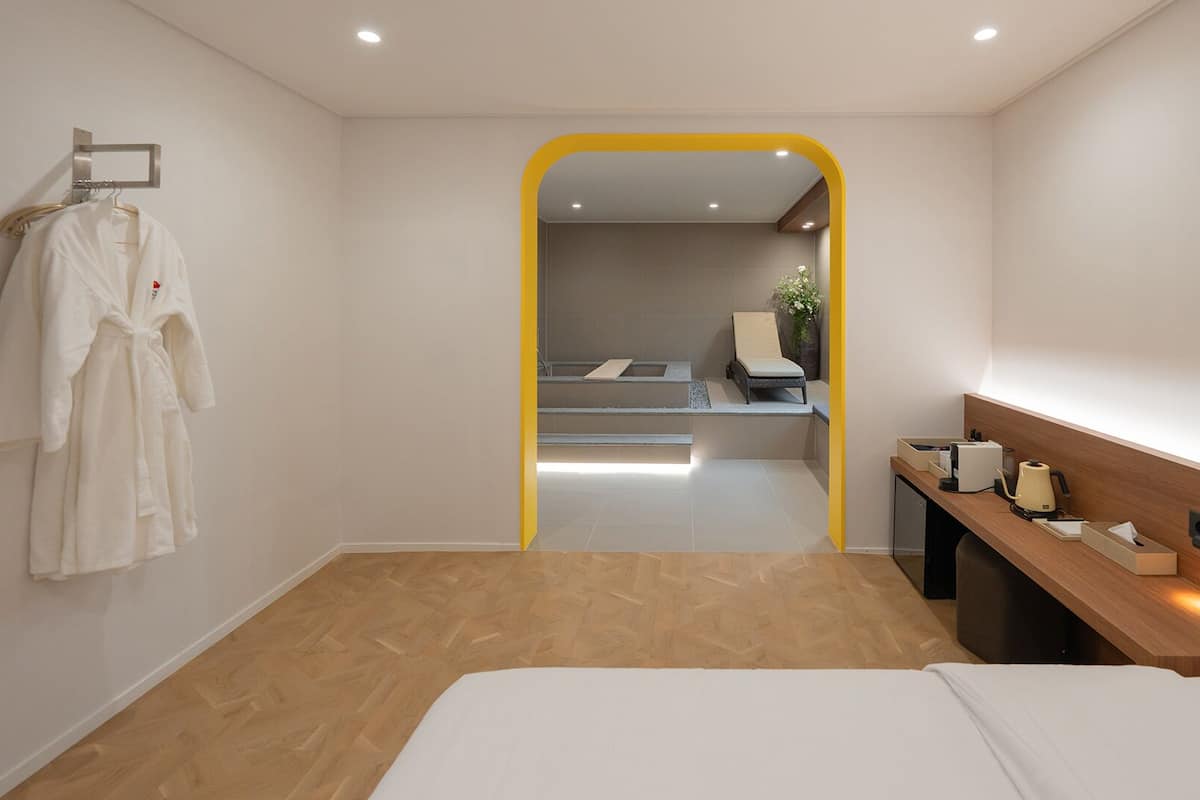 Dongbaek Signature Spa Room | Ropa de cama de alta calidad, muebles diferentes y cortinas blackout