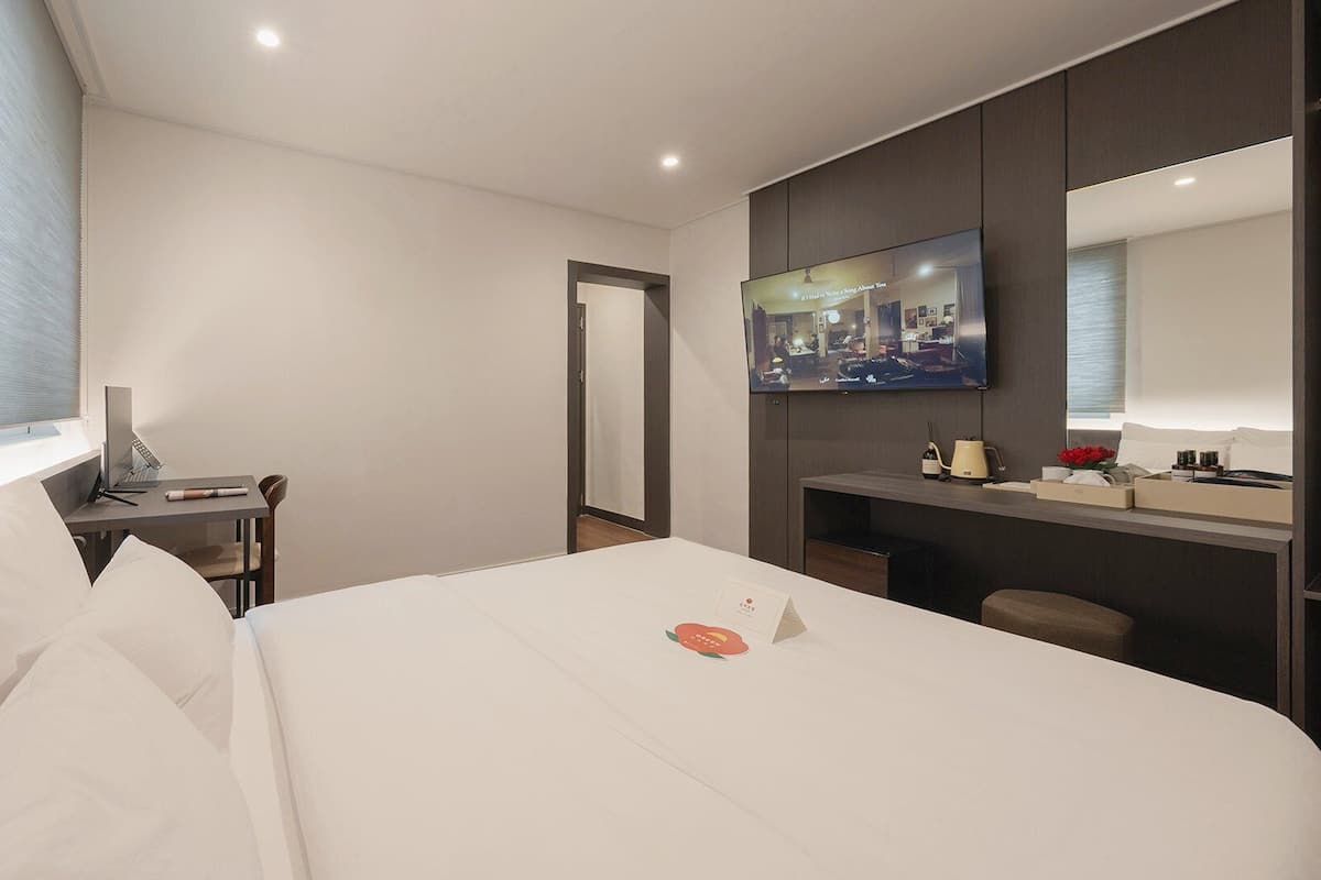 Dongbaek Business Room | Bộ đồ giường cao cấp, màn/rèm cản sáng, phòng cách âm 
