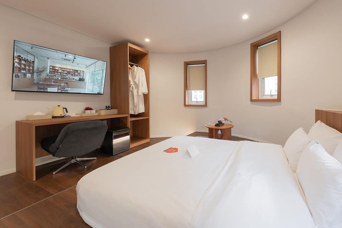 Dongbaek Wellness Tea Room | Ropa de cama de alta calidad, muebles diferentes y cortinas blackout