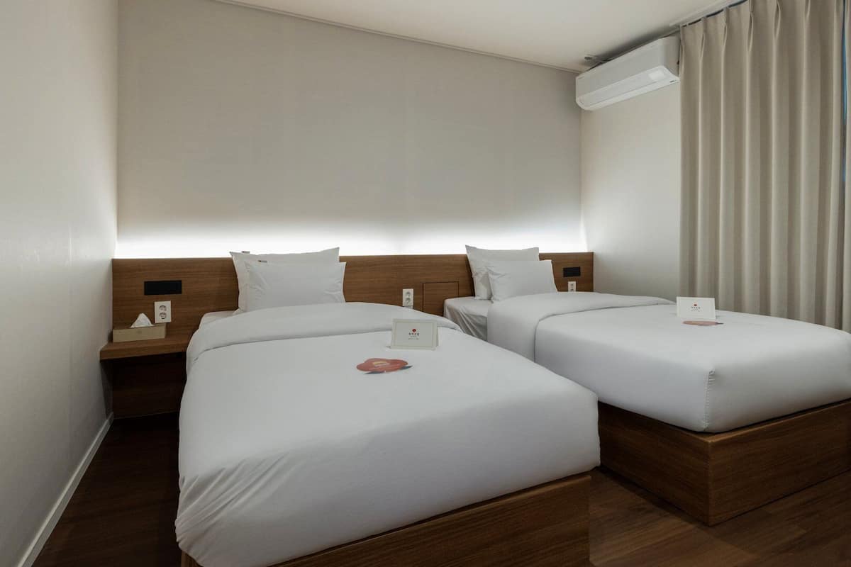 Dongbaek Twin Room | Hochwertige Bettwaren, individuell eingerichtet, Verdunkelungsvorhänge
