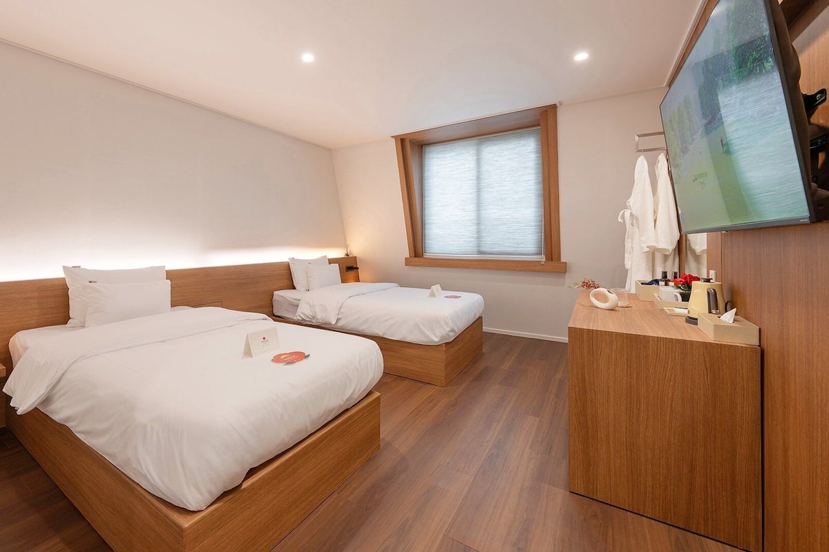 Dongbaek Twin Room | Bộ đồ giường cao cấp, màn/rèm cản sáng, phòng cách âm 