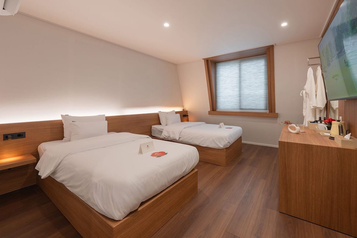 Dongbaek Twin Room | Ropa de cama de alta calidad, muebles diferentes y cortinas blackout