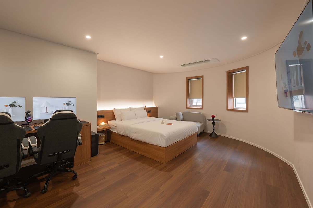 Dongbaek Signature Suite Room | Ropa de cama de alta calidad, muebles diferentes y cortinas blackout