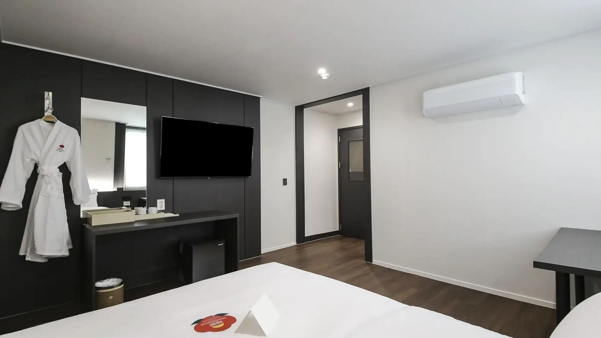 Dongbaek Business Room | Bộ đồ giường cao cấp, trang bị nội thất với thiết kế riêng biệt 