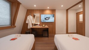 Dongbaek Twin Room | Hochwertige Bettwaren, individuell eingerichtet, Verdunkelungsvorhänge