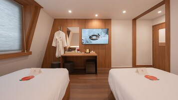 Dongbaek Twin Room | Ropa de cama de alta calidad, mobiliario individual, cortinas opacas