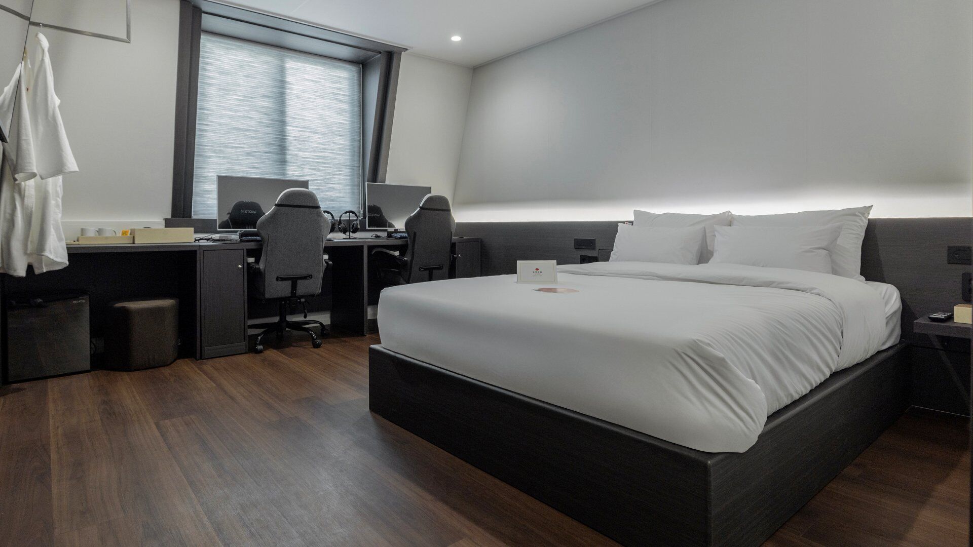 Dongbaek RX6600 Gaming Room | Premium bedding, individually furnished, blackout drapes, soundproofing