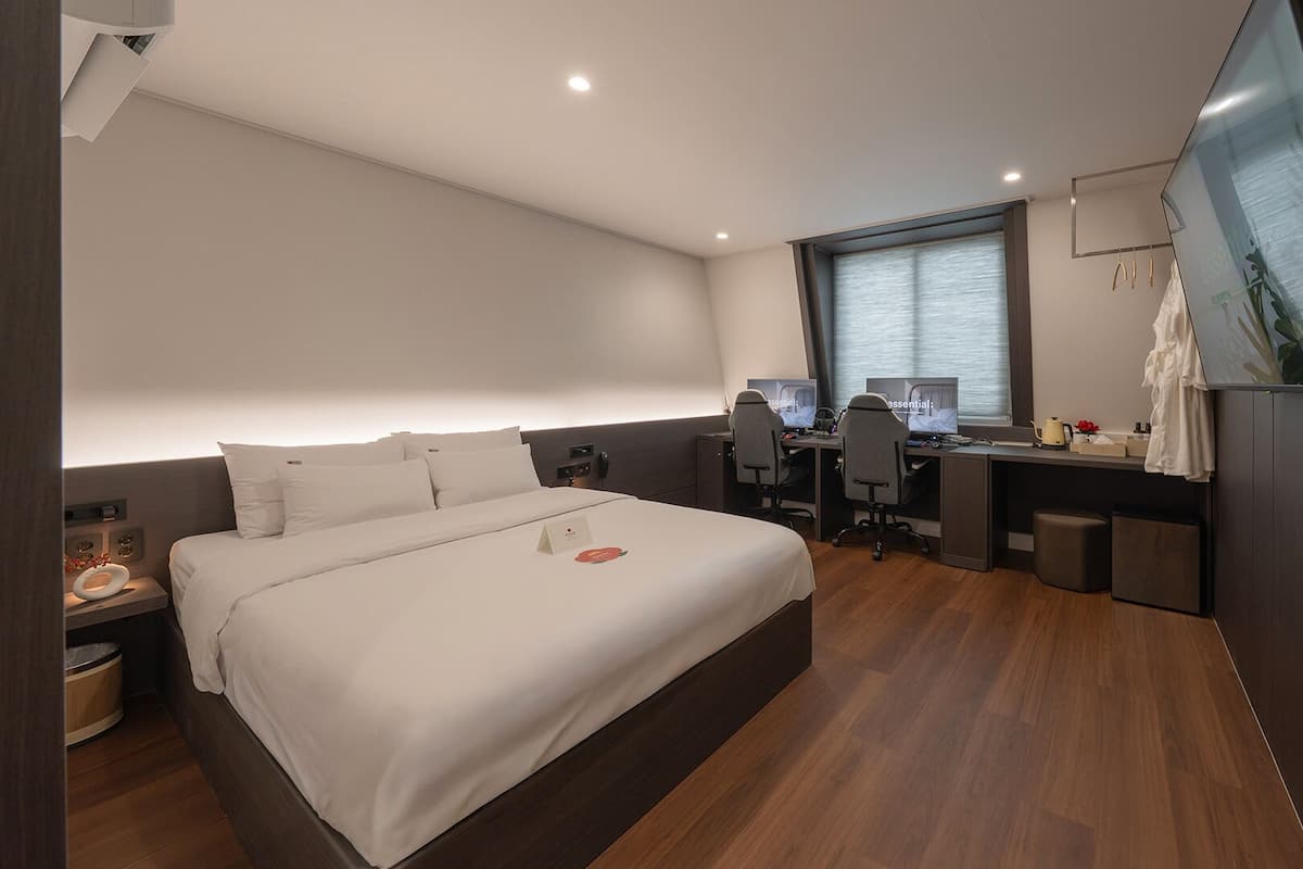 Dongbaek RX6600 Gaming Room | Ropa de cama de alta calidad, muebles diferentes y cortinas blackout