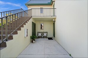 Terrace/patio - Luxury 3BR Condo, Prime Location, Close to Beach (Naples)