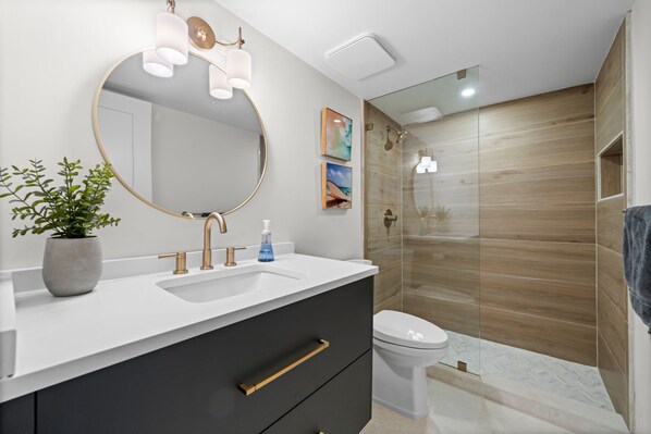 Shower, hair dryer, towels, toilet paper - Luxury 3BR Condo, Prime Location, Close to Beach (Naples)