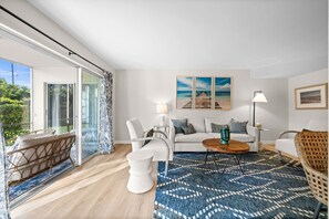 Living area - Luxury 3BR Condo, Prime Location, Close to Beach (Naples)