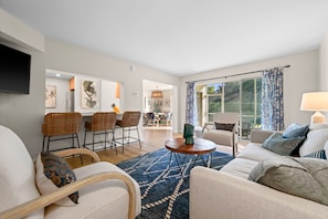 Living area - Luxury 3BR Condo, Prime Location, Close to Beach (Naples)