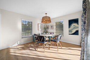 Dining - Luxury 3BR Condo, Prime Location, Close to Beach (Naples)