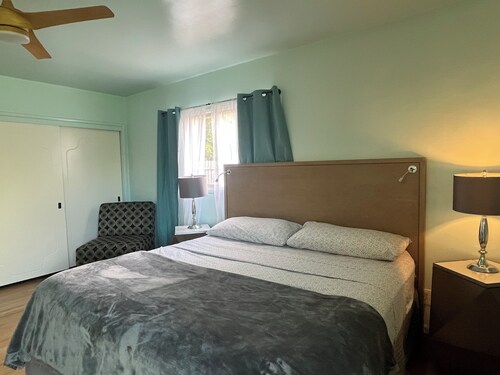 Blast From the Past: 3-bedroom, 2 bath w/ AC, King Beds, W/D, 4 TVs & Internet