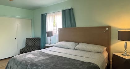 Blast From the Past: 3-bedroom, 2 bath w/ AC, King Beds, W/D, 4 TVs & Internet