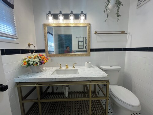 Blast From the Past: 3-bedroom, 2 bath w/ AC, King Beds, W/D, 4 TVs & Internet