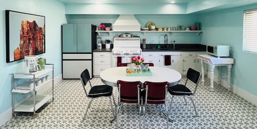 Blast From the Past: 3-bedroom, 2 bath w/ AC, King Beds, W/D, 4 TVs & Internet