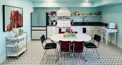 Blast From the Past: 3-bedroom, 2 bath w/ AC, King Beds, W/D, 4 TVs & Internet