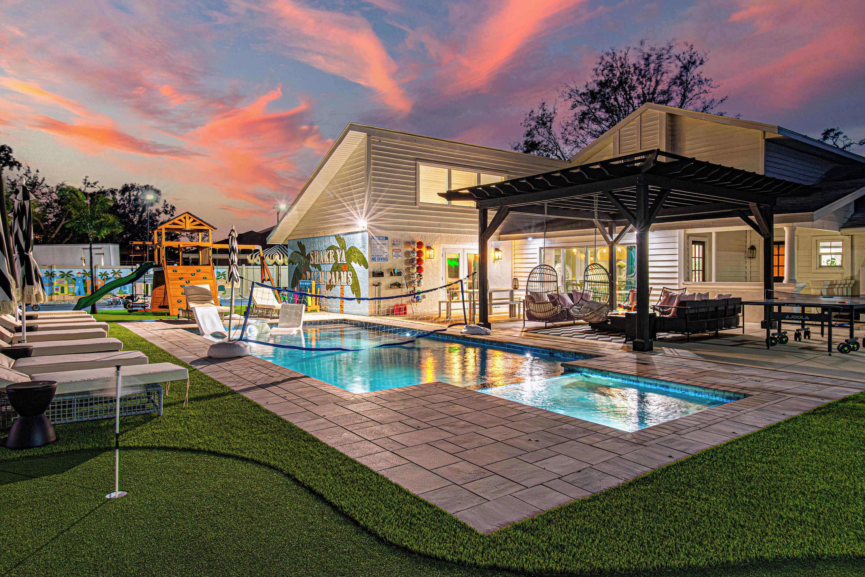 Una piscina al aire libre, una piscina climatizada