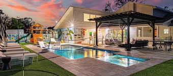 New! Luxury Estate, 10 min to Beach, Sleeps 28