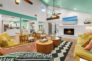 Smart TV, fireplace, offices - New! Luxury Estate, 10 min to Beach, Sleeps 28 (Bradenton)