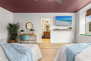 8 bedrooms, desk, iron/ironing board, travel cot - New! Luxury Estate, 10 min to Beach, Sleeps 28 (Bradenton)