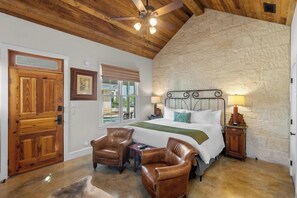 The Bianca | Iron/ironing board, free WiFi - Blacksmith Quarters (Fredericksburg)