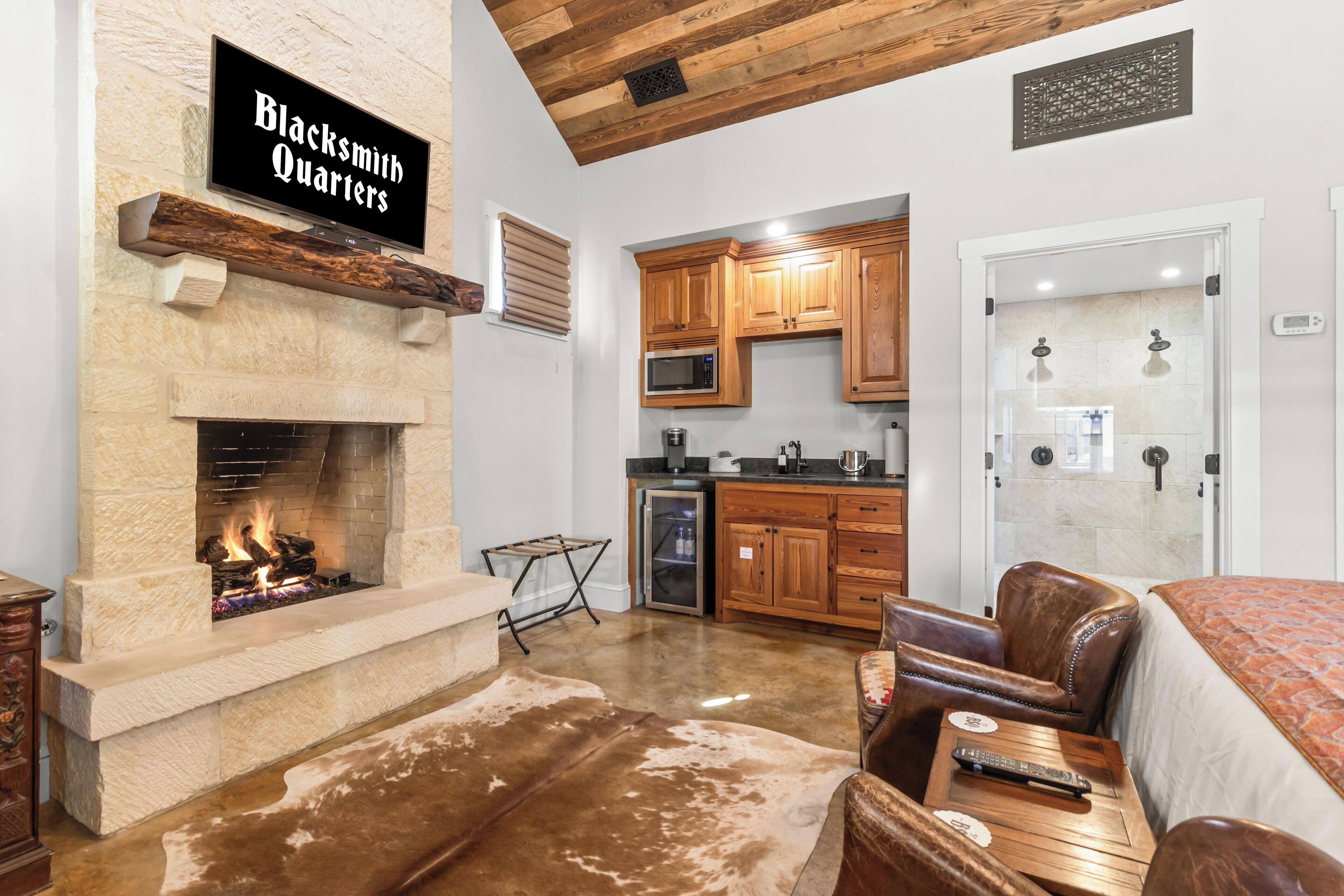 The Octavia | Dapur kecil pribadi | Lemari es kecil, microwave, dan peralatan masak/sendok-piring