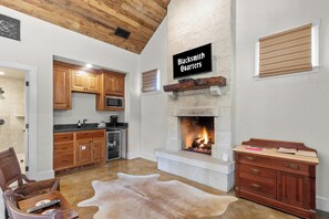 The Betty | Private kitchenette - Blacksmith Quarters (Fredericksburg)