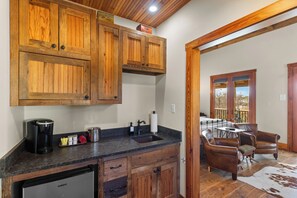 The Max | Private kitchenette | Mini-fridge, microwave, cookware/dishes/utensils - Blacksmith Quarters (Fredericksburg)