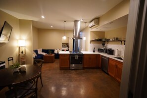 Private kitchen - Cozy 1-bedroom townhome in charming Downtown Sacramento private hot tub (Sacramento)