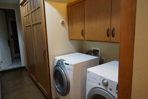 Interior - Cozy 1-bedroom townhome in charming Downtown Sacramento private hot tub (Sacramento)