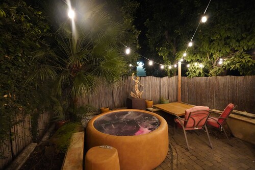 Cozy 1-bedroom townhome in charming Downtown Sacramento private hot tub