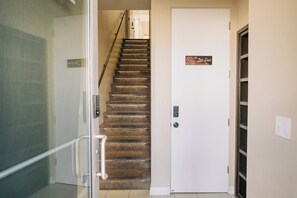 Interior - Cozy 1-bedroom townhome in charming Downtown Sacramento private hot tub (Sacramento)